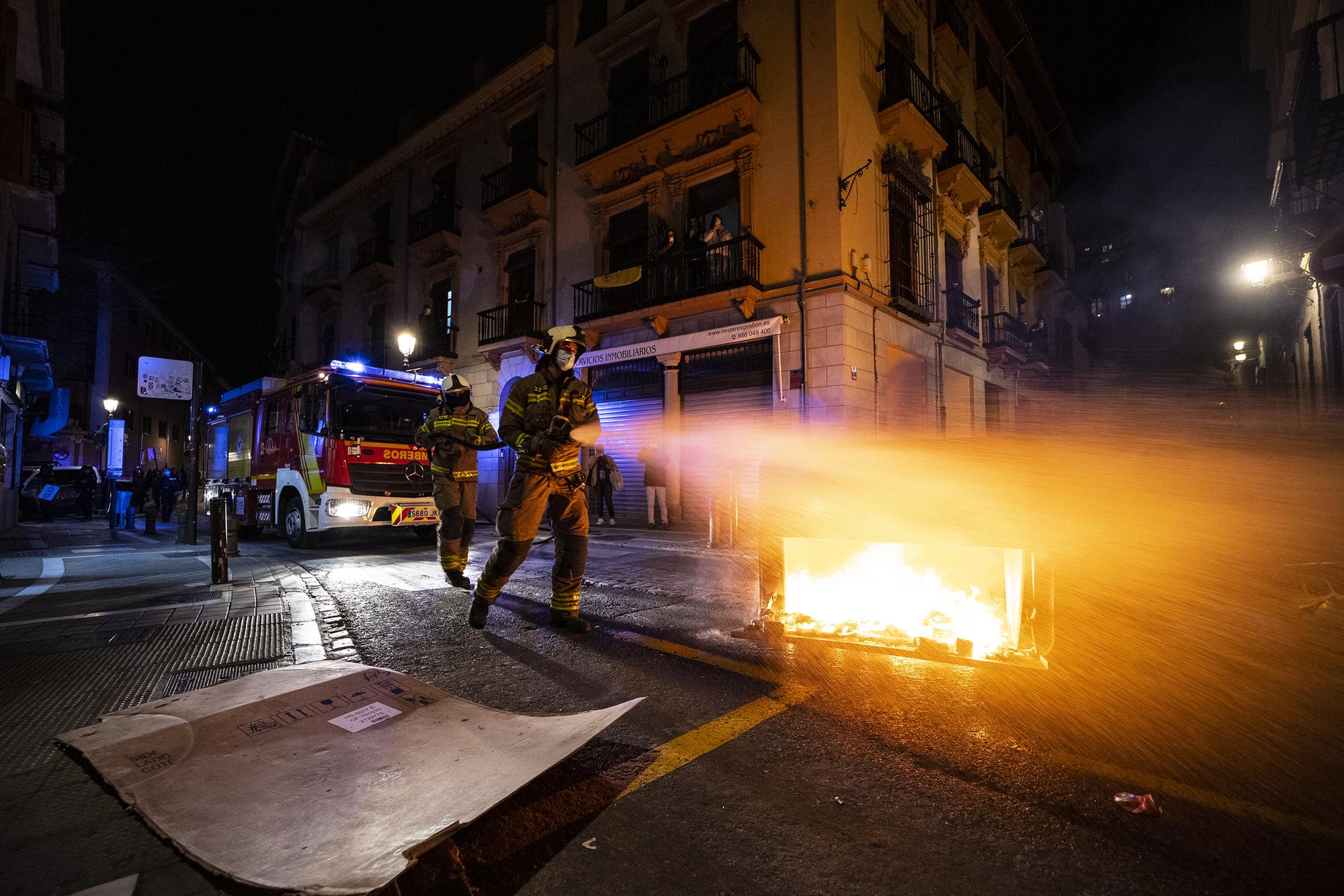 Barricadas en la manifestación de Granada por la encarcelamiento de Pablo Hasél - 10